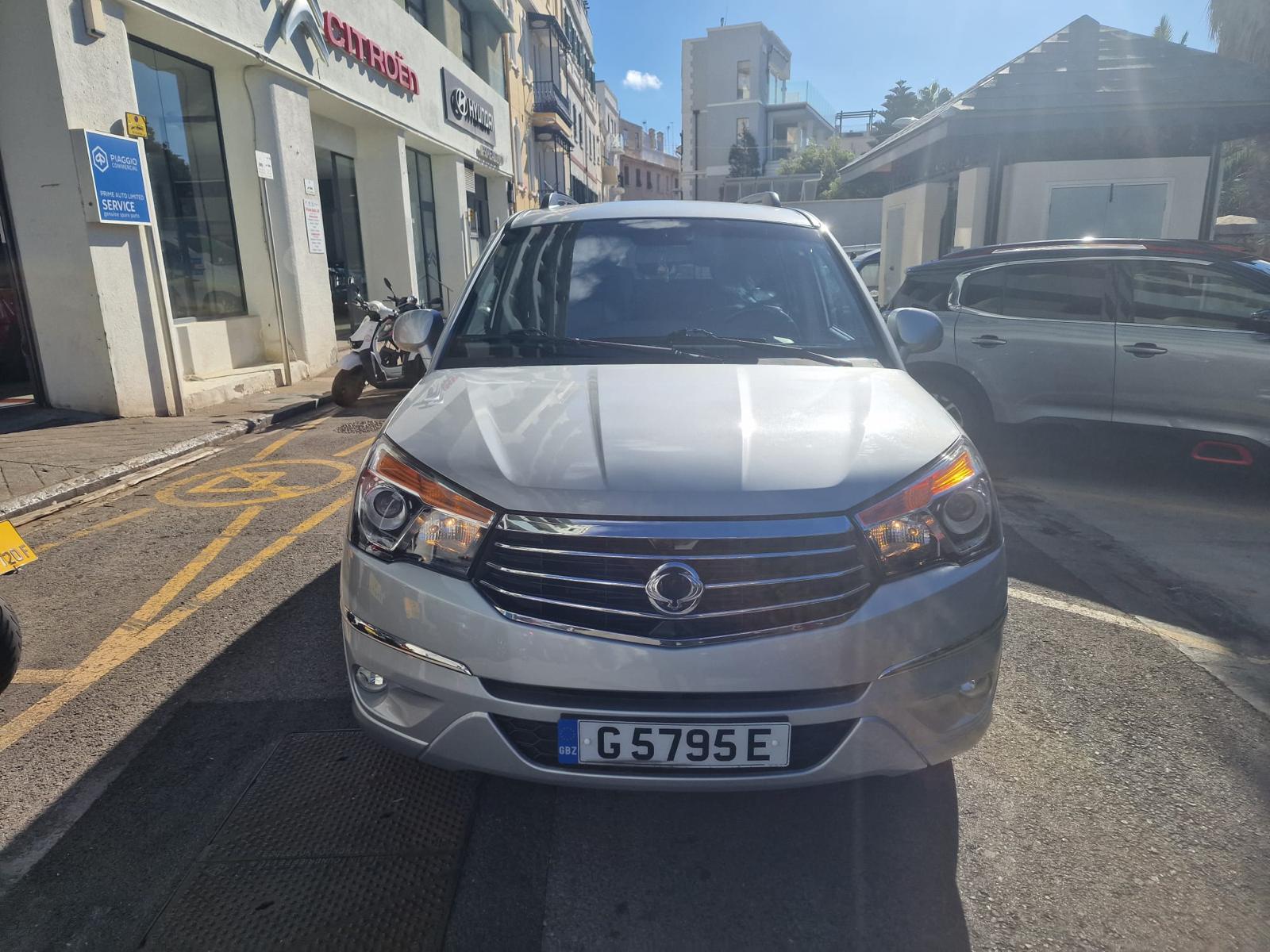 Silver SsangYong Rodius exterior